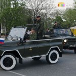 Военные на параде в автомобиле маневрирование