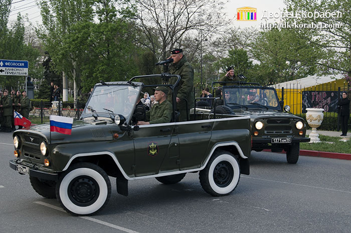Военные на параде в автомобиле маневрирование