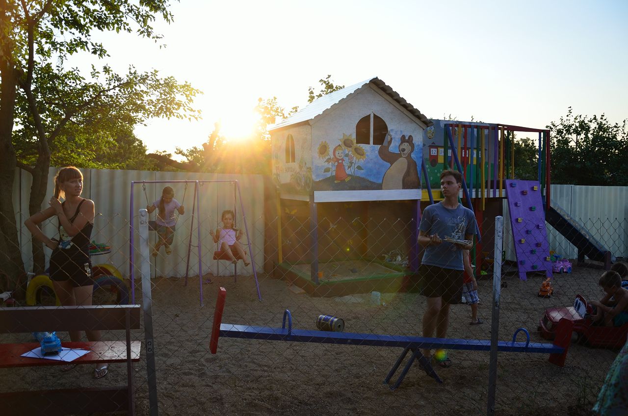 Жители Керчи самостоятельно построили детскую площадку