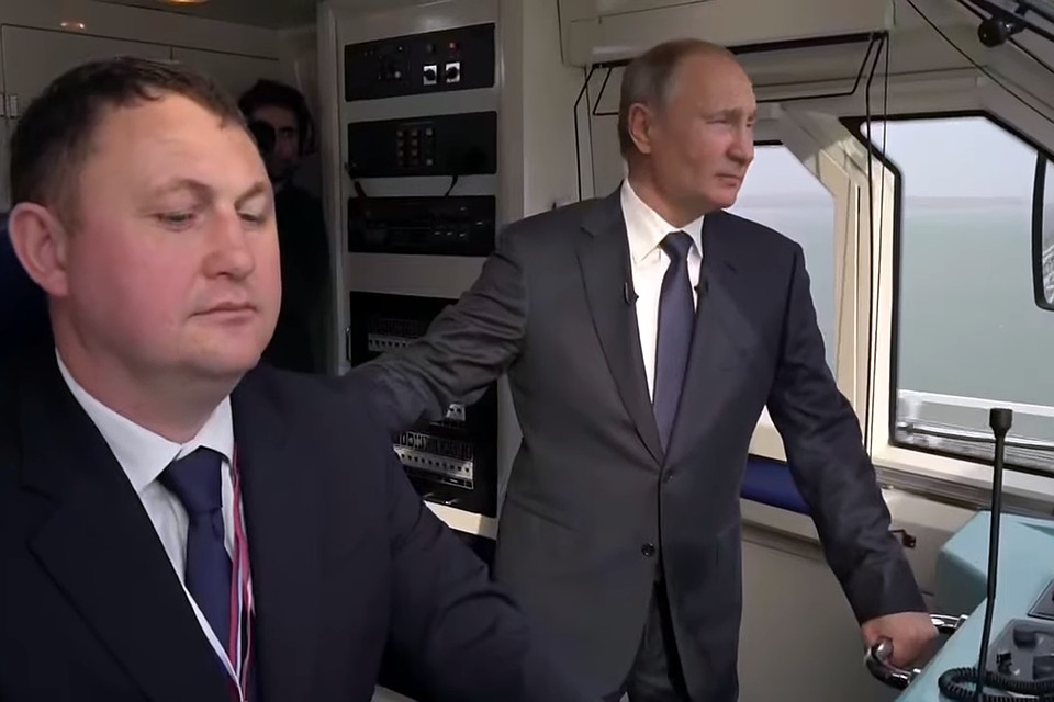 Железнодорожный мост первый поезд семёрка Путин